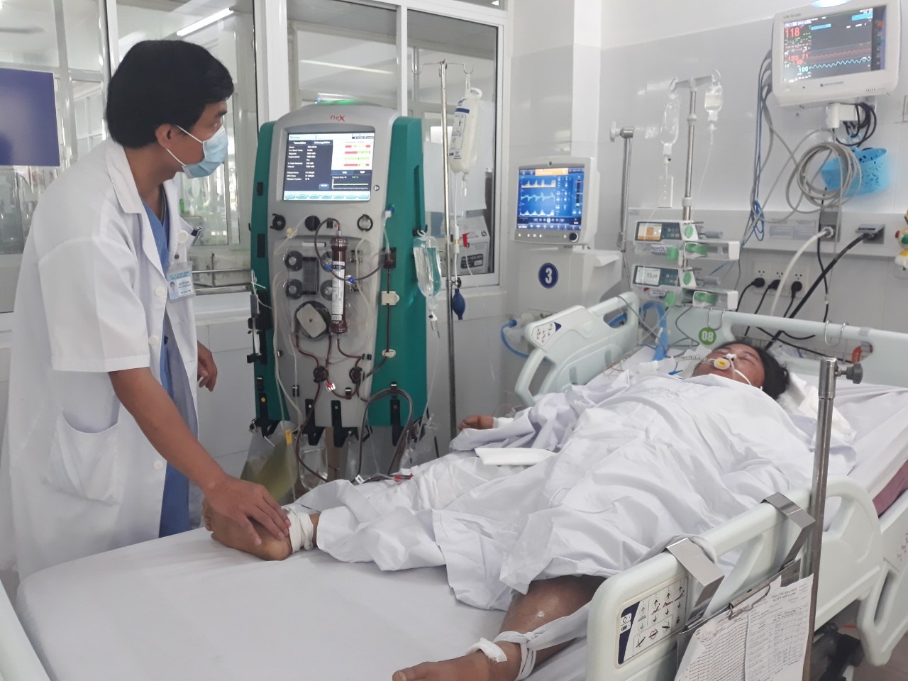 Một trong số những bệnh nhân tại Quảng Ngãi bị tổn thương nặng do ngộ độc nấm vừa tử vong tại. Ảnh: BVĐN.