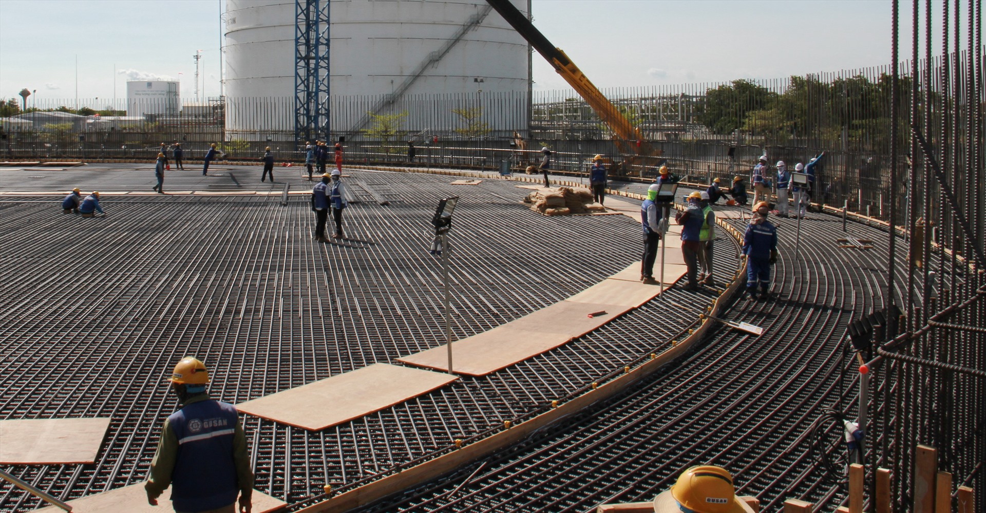 Một góc bồn chứa 1 triệu tấn LNG Thị Vải đang thi công xây dựng.