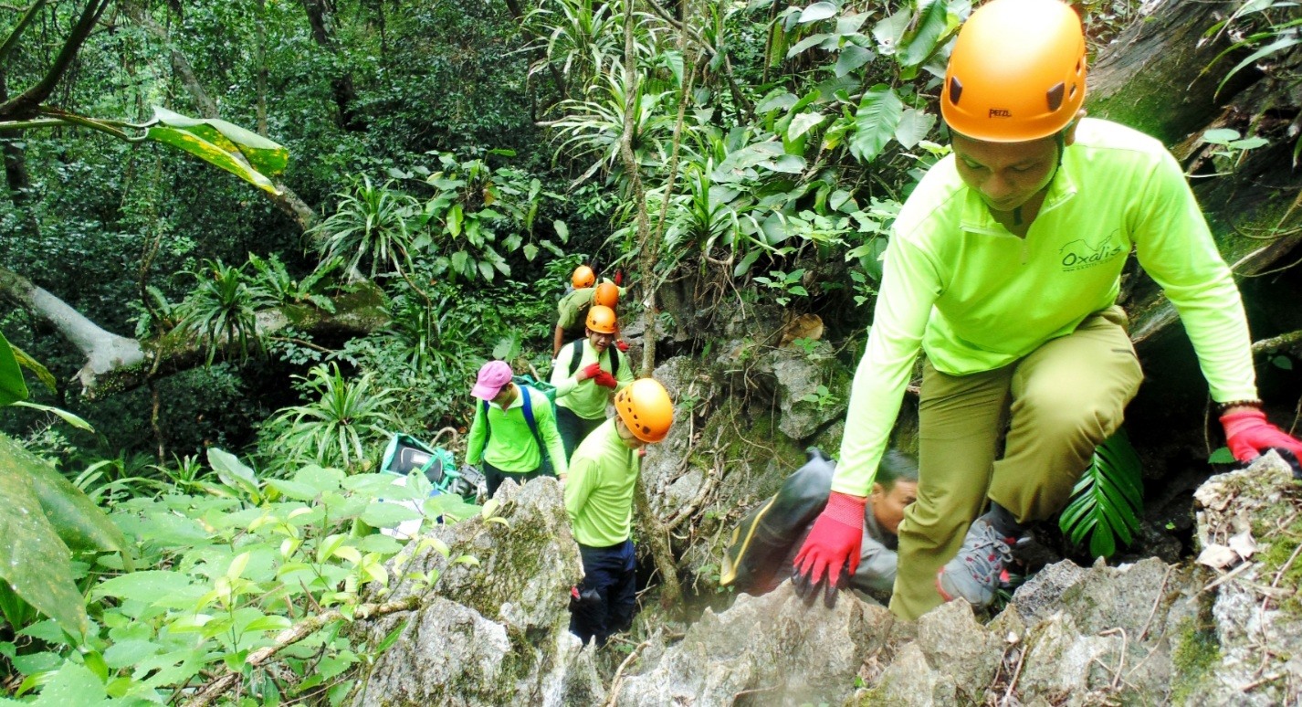 Vượt các dốc đá tai mèo để chinh phục Sơn Đoòng. Ảnh: Lê Phi Long