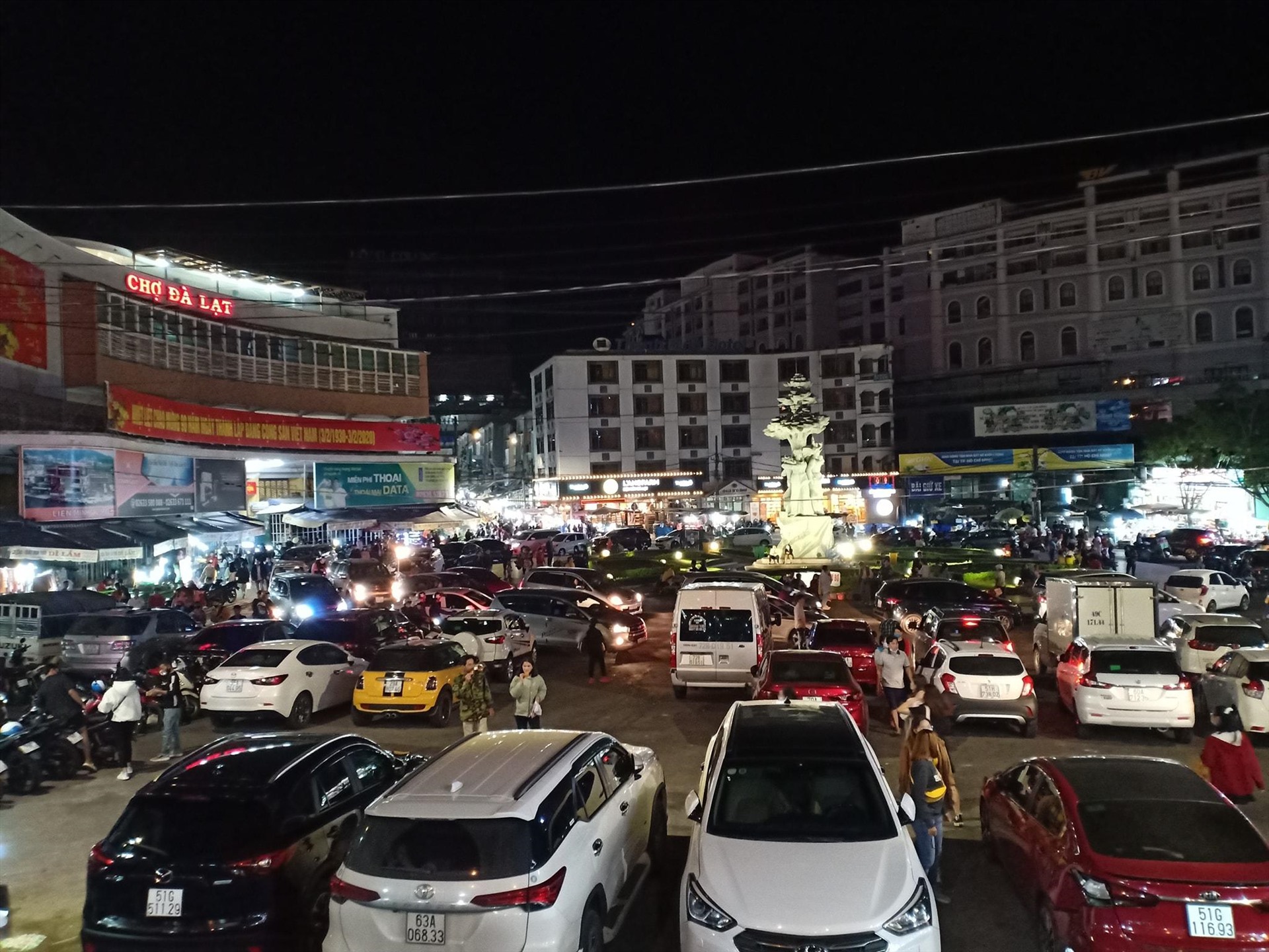Đêm 30.4, các khu vực trung tâm thành phố Đà Lạt trở nên chen chúc vì dòng người từ khắp nơi đổ về. Lin Xong