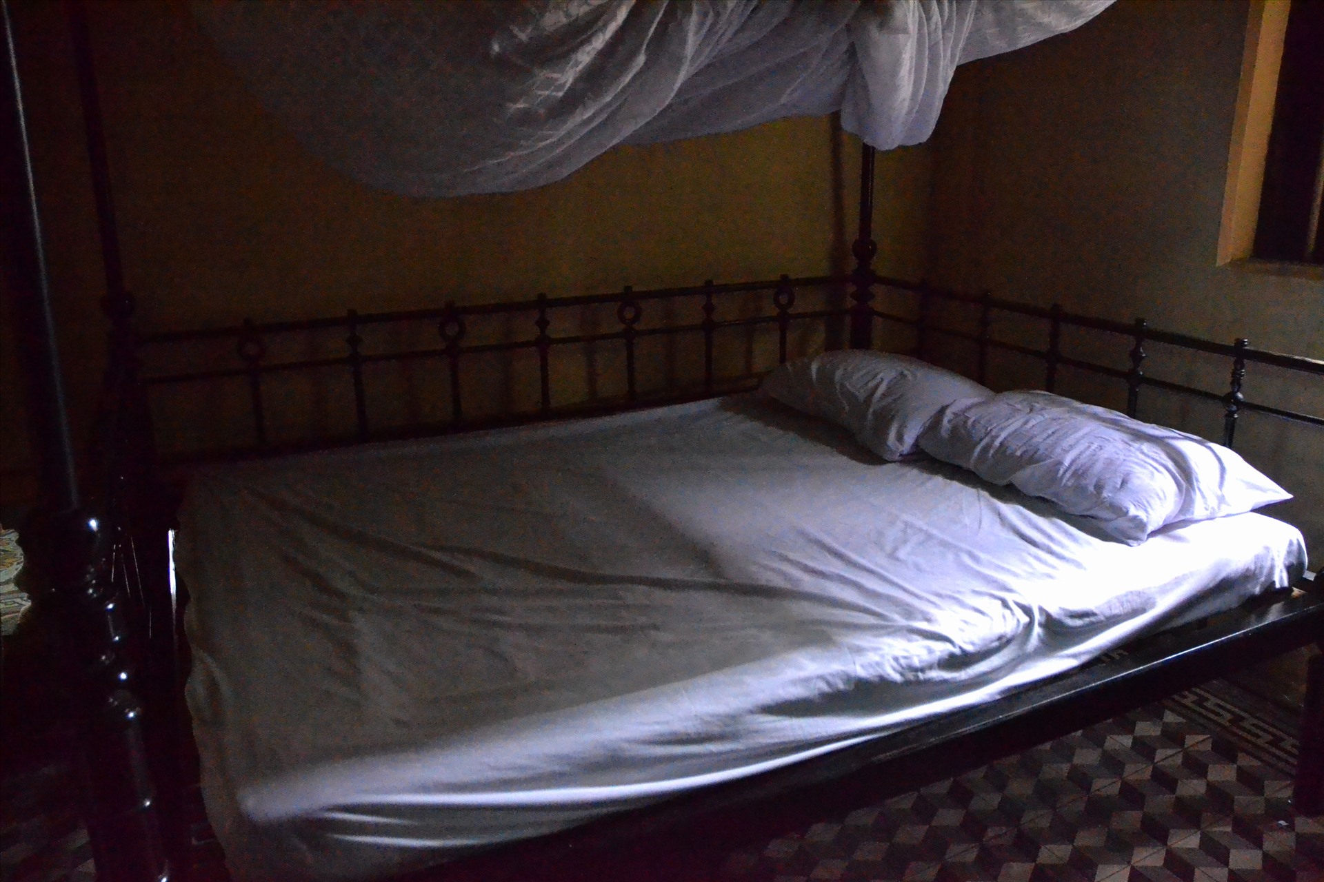 Giường ngủ trong ngôi nhà cổ. Ảnh: LT