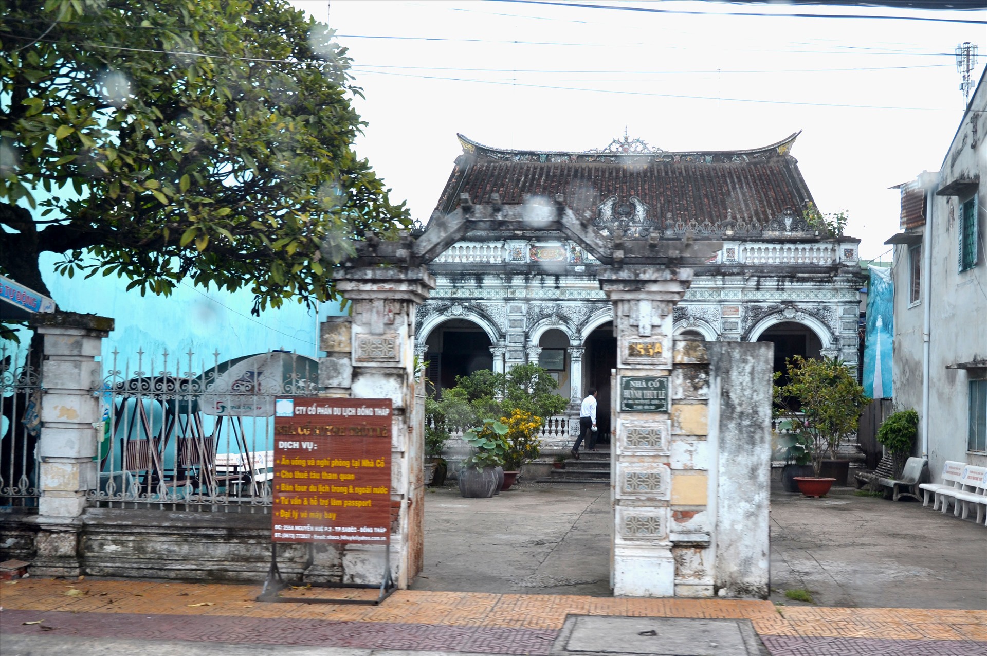 Nhà cổ nhìn từ đường Nguyễn Huệ. Ảnh: LT