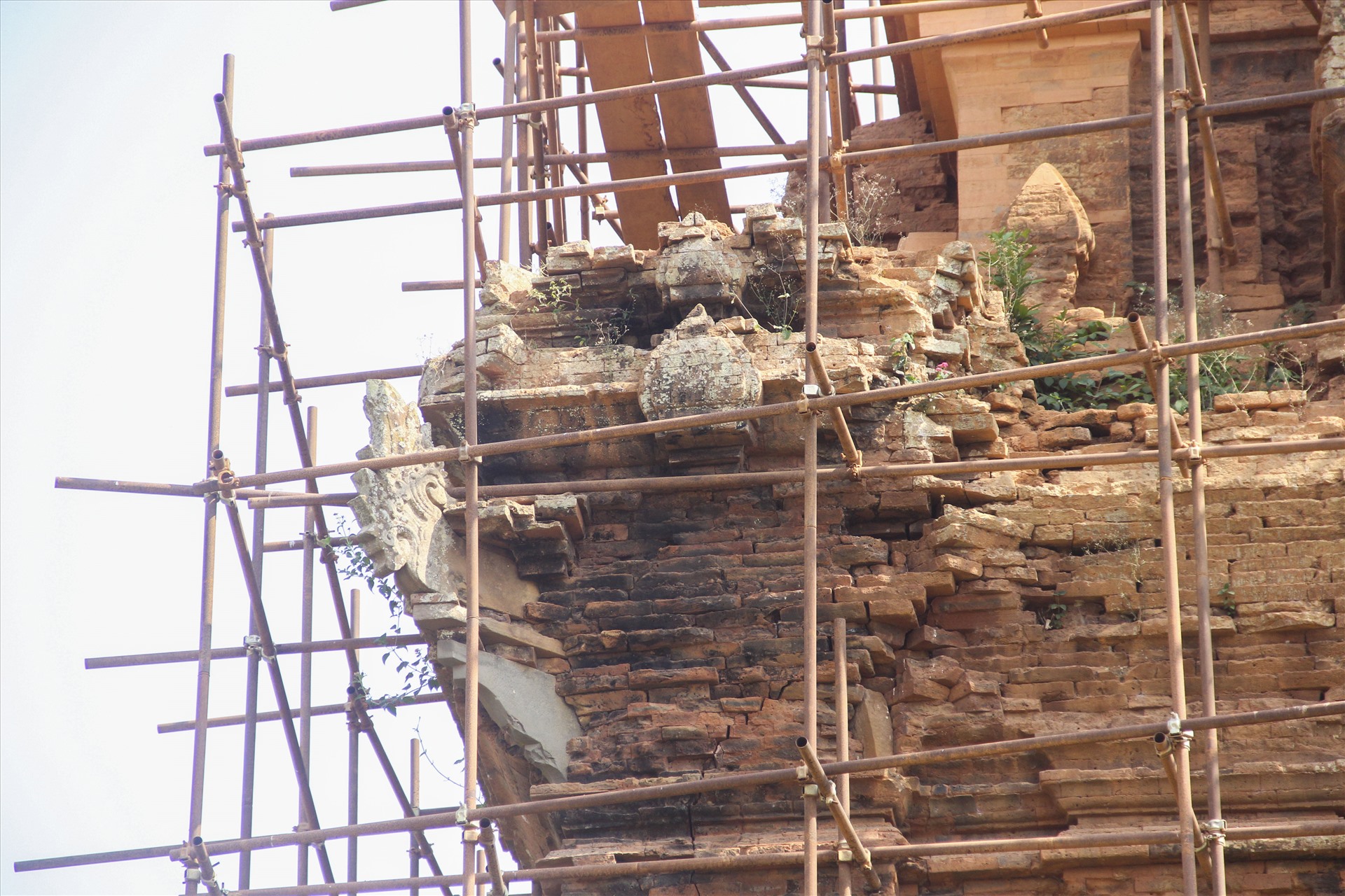 Hiện nay, cấu trúc tháp đã bị hư hỏng nhiều, nhất là phần mái tháp đã bị sạt lở, hư hại nặng nề, gạch xây nhiều chỗ đã mất liên kết; phần mái trên đã bị sụp mất từ lâu.