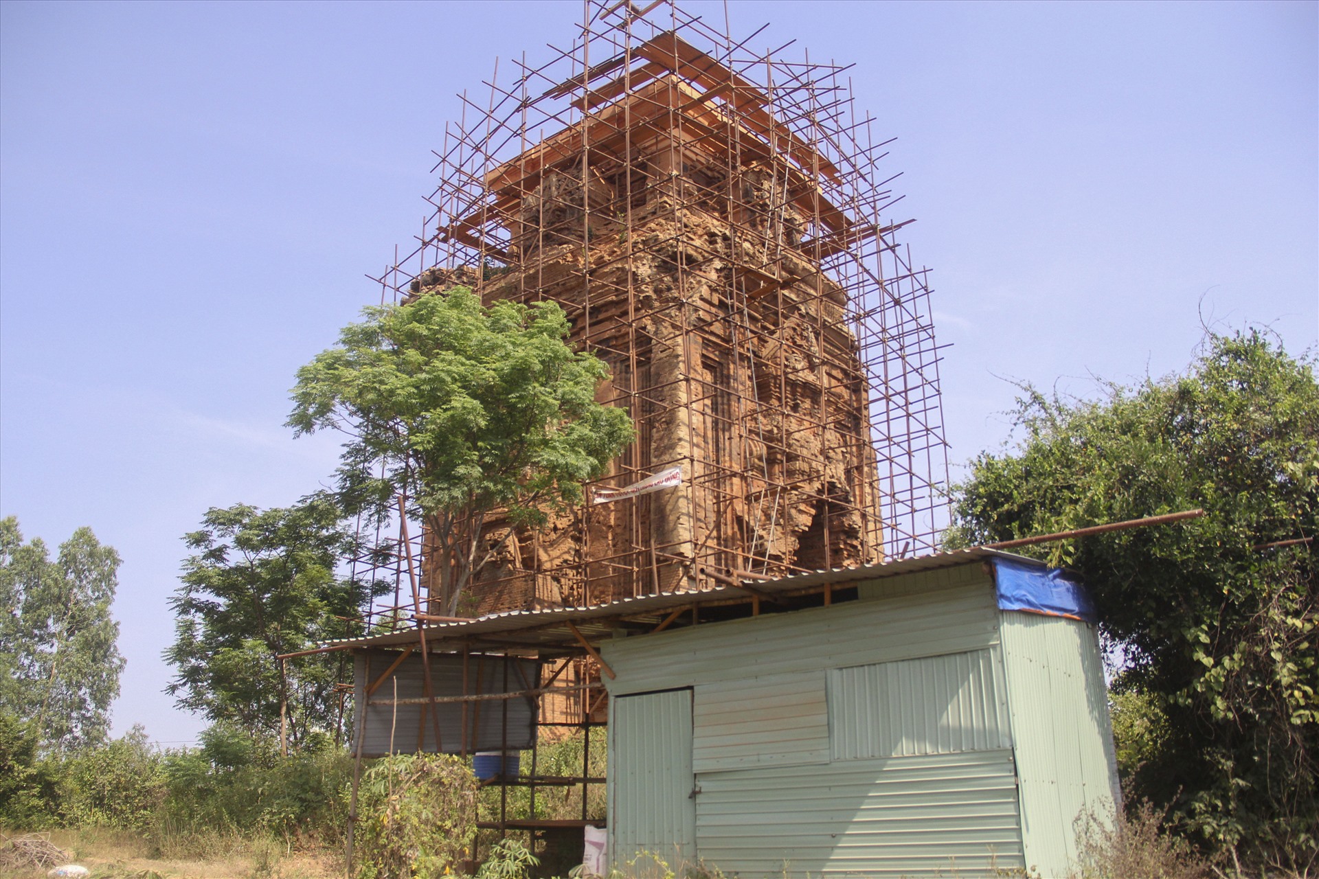 Theo ông Bùi Tĩnh - Giám đốc Bảo tàng Bình Định, tháp Thủ Thiện chưa được đầu tư bảo tồn, tu bổ nào lớn, chỉ có gia cố chống sụp đổ từ những năm giữa thập niên 1990 đối với các phần chân tháp, cửa giả.