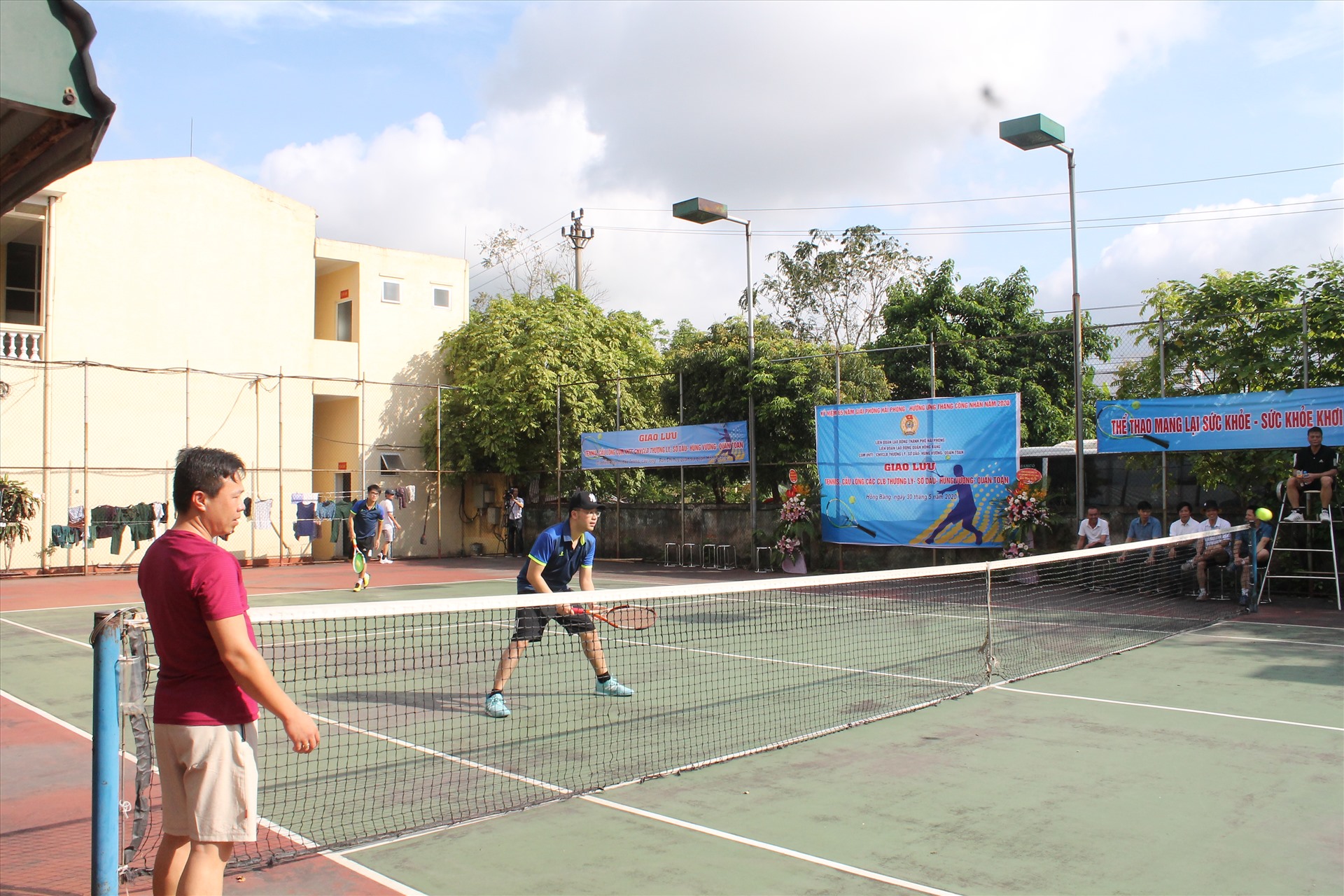 Các vận động viên tham gia thi đấu giao hữu môn tennis. Ảnh MD