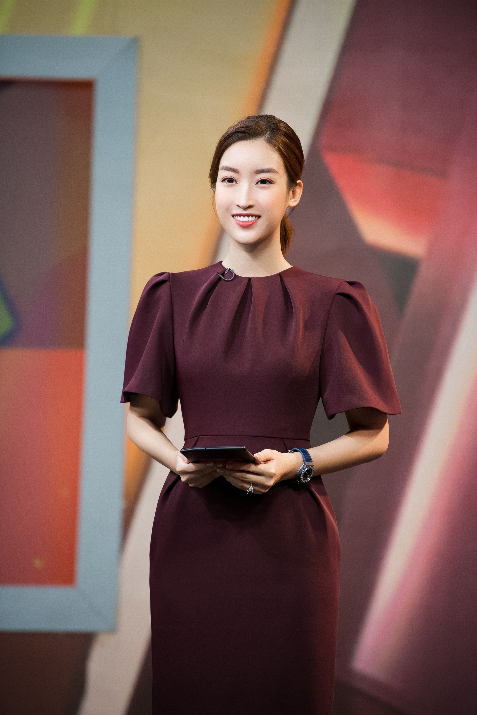 Hoa hậu sinh năm 1996 đã quay trở lại công việc MC tại Đài truyền hình Việt Nam. Ảnh: Sen Vàng.