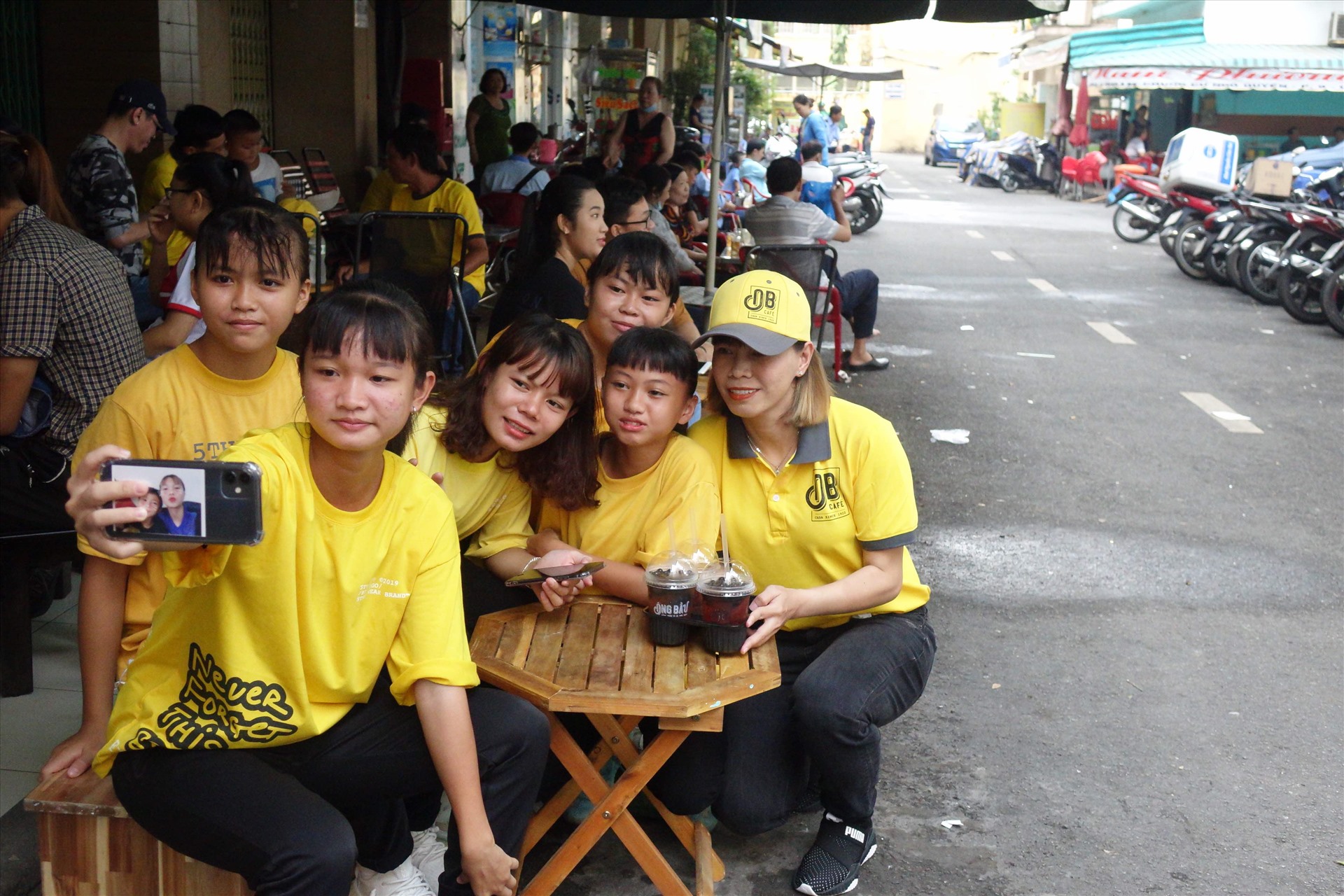 Sau khi giải nghệ, Kiều Trinh làm huấn luyện U16 nữ TP.HCM và kinh doanh thêm cafe. Ảnh: Nguyễn Đăng.