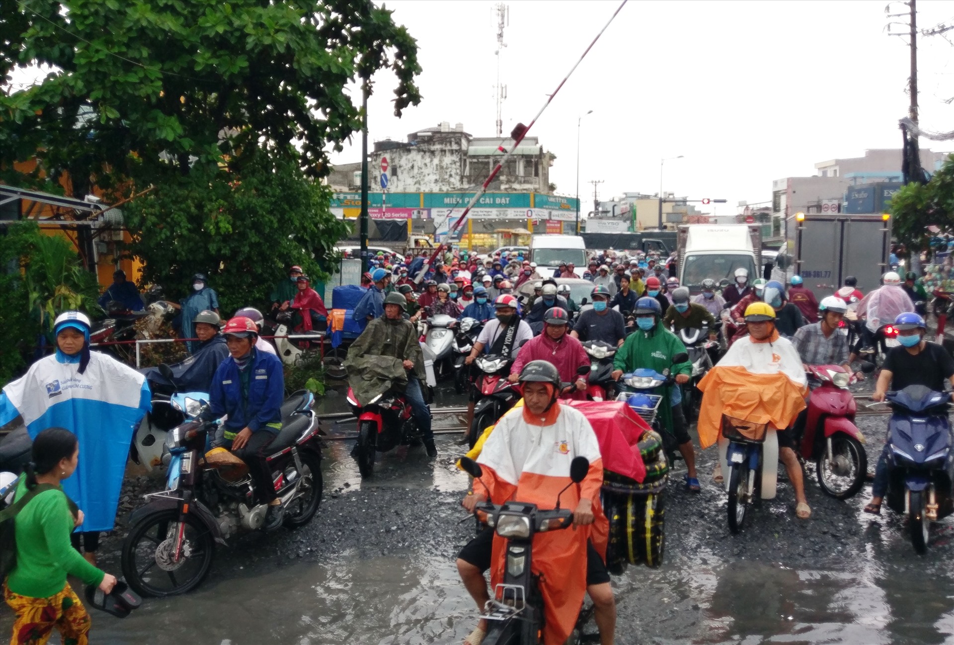 Nhiều người không dám di chuyển qua đường ngập khiến giao thông tại nút giao Tô Ngọc Vân - Phạm Văn Đồng kẹt cứng.  Ảnh: Minh Quân