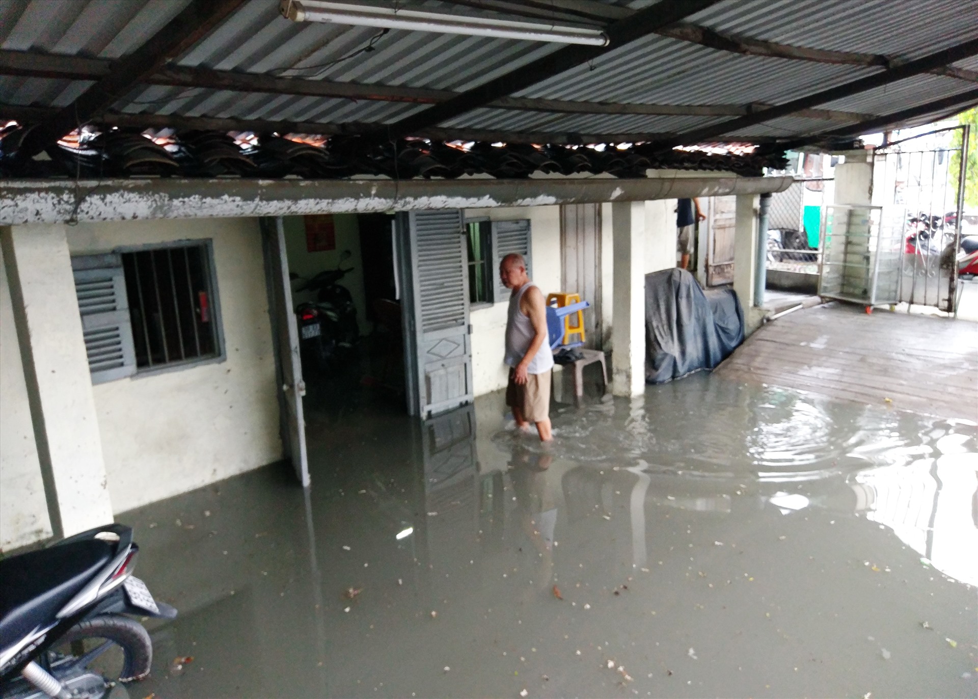 Một nhà dân trên đường Tô Ngọc Vân bị nước ngập sâu.  Ảnh: Minh Quân
