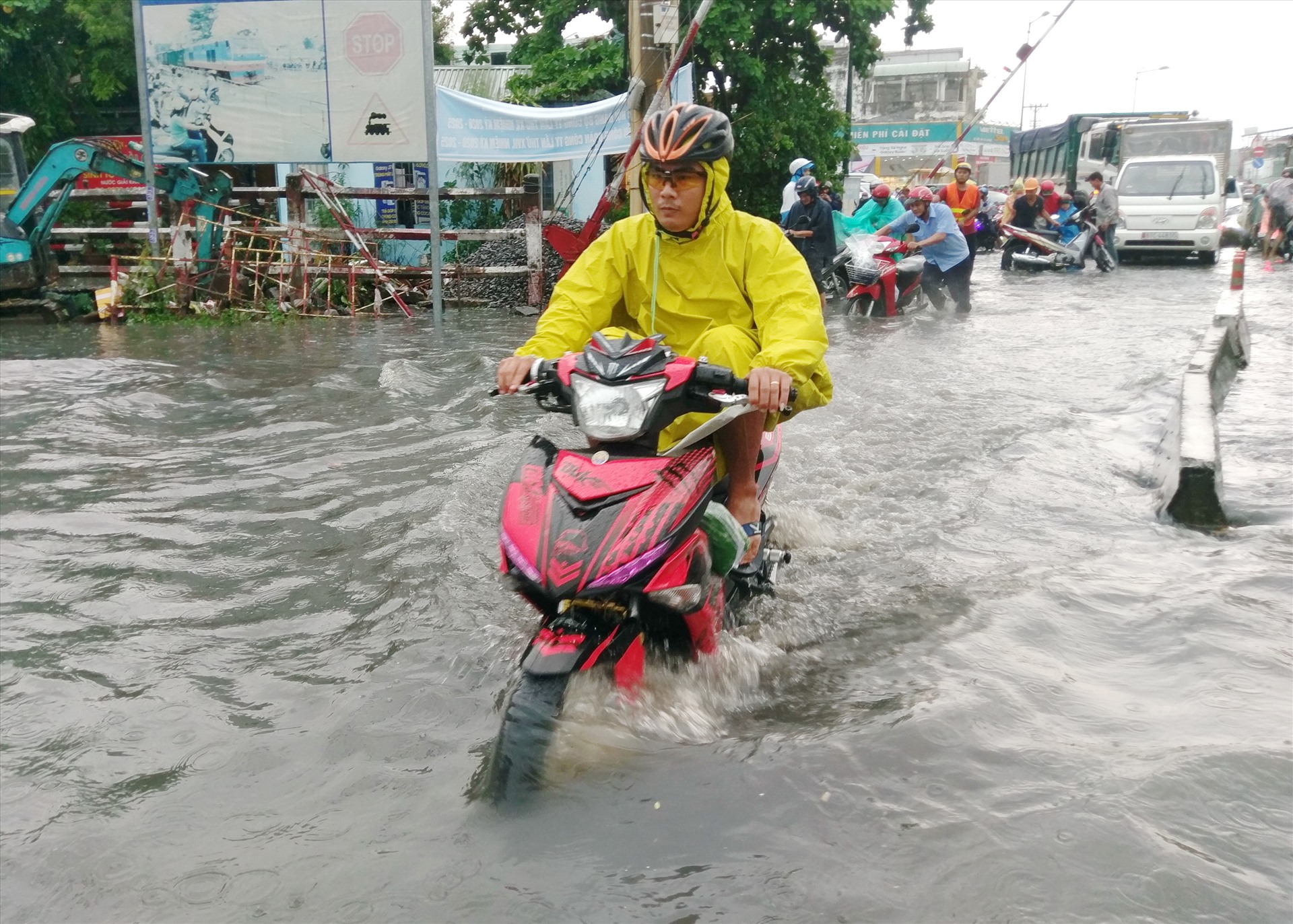 Nước ngập gần lút bánh xe máy trên đường Tô Ngọc Vân (quận Thủ Đức).  Ảnh: Minh Quân
