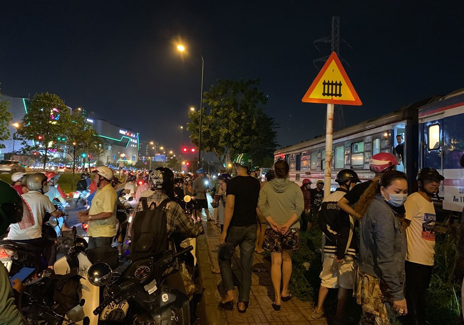 Nhiều người dân hiếu kỳ, theo dõi vụ việc. Ảnh: Trịnh Châu
