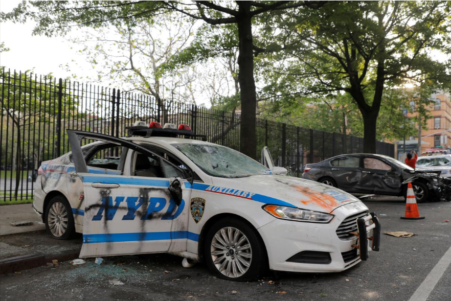 Xe của cảnh sát New York bị phá hủy trong cuộc biểu tình tại quận Brooklyn của thành phố New York, Mỹ ngày 30.5. Ảnh: RT