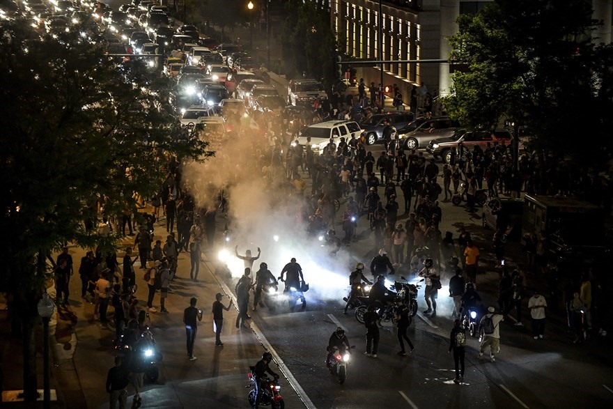 Người biểu tình tràn xuống các đường phố Denver, Colorado, Mỹ ngày 29.5. Ảnh: CNBC