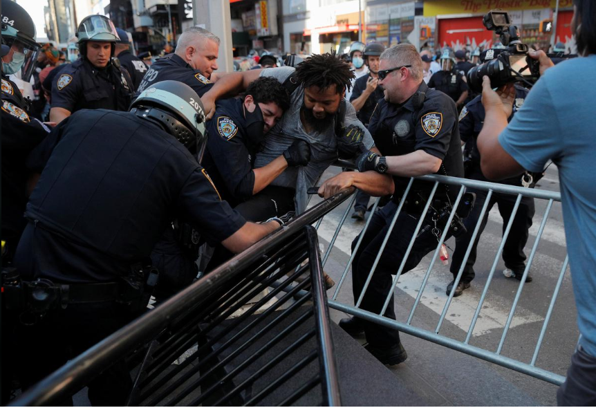 Xô xát giữa cảnh sát và người biểu tình tại quảng trường thời đại ở Manhattan, New York, Mỹ, ngày 30.5. Ảnh: RT