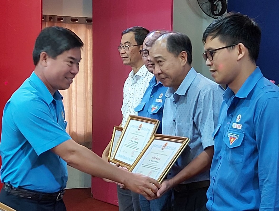 Ông Phạm Chí Tâm, Phó Chủ tịch LĐLĐ TPHCM (bên trái) tặng Bàng khen của LĐLĐ TPHCM đã có nhiều đóng góp cho công trình được hoàn thành đúng tiến độ. Ảnh Nam Dương