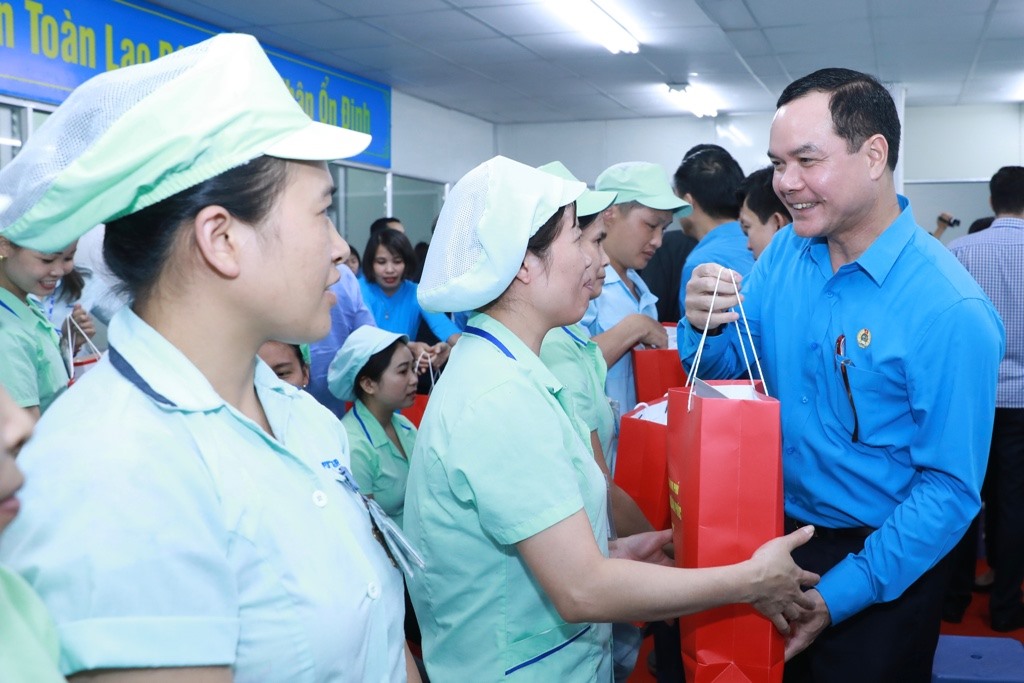 Chủ tịch Tổng Liên đoàn Lao động Việt Nam Nguyễn Đình Khang tặng quà tới công nhân lao động. Ảnh: Hải Nguyễn.