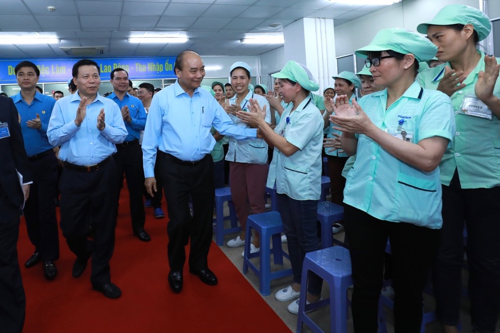Công nhân lao động chào đón Thủ tướng Nguyễn Xuân Phúc. Ảnh: Đình Hải.