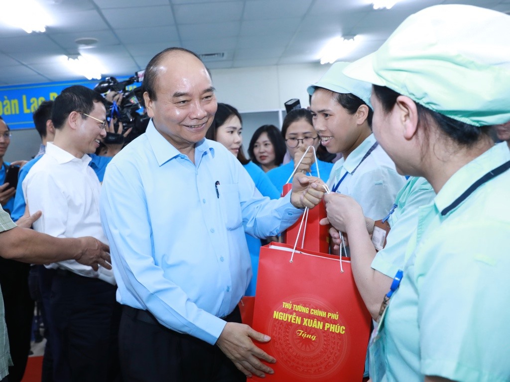 Thủ tướng Nguyễn Xuân Phúc tặng quà tới công nhân lao động. Ảnh: Hải Nguyễn.