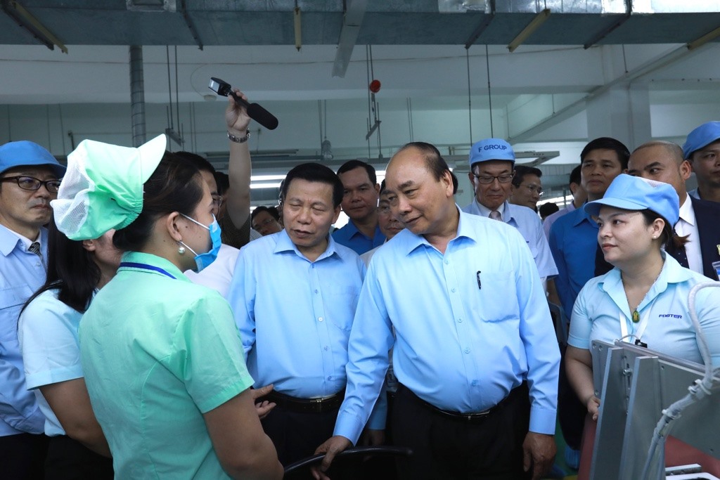 Thủ tướng Nguyễn Xuân Phúc thăm hỏi công nhân lao động. Ảnh: Hải Nguyễn.