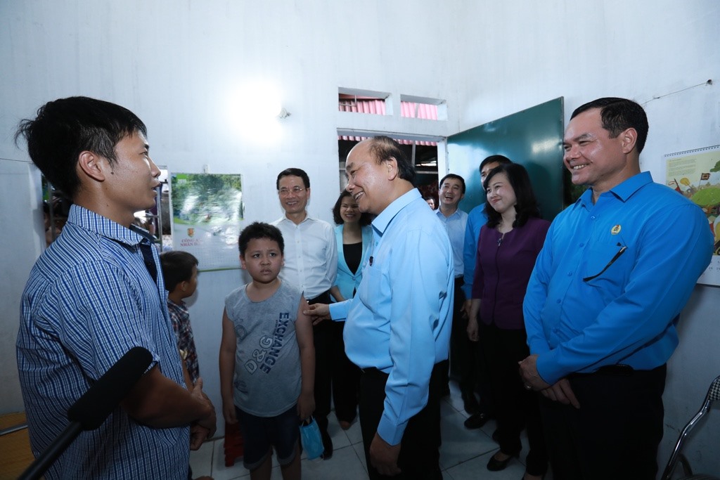 Thủ tướng Chính phủ Nguyễn Xuân Phúc thăm hỏi, động viên gia đình chị Ngô Thị Xuyến. Ảnh: Hải Nguyễn.