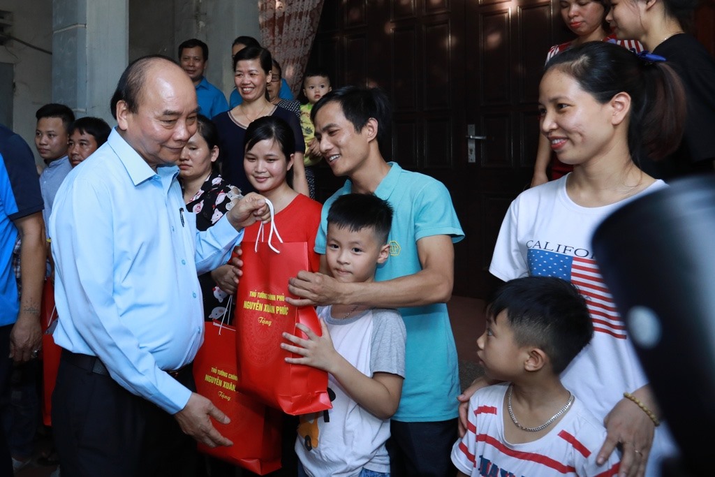 Thủ tướng Chính phủ Nguyễn Xuân Phúc trao quà tới công nhân khu trọ. Ảnh: Hải Nguyễn.
