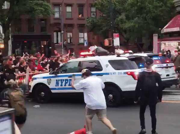 Khoảnh khắc xe cảnh sát New York hất tung rào chắn đâm vào người biểu tình. Nguồn: Twitter