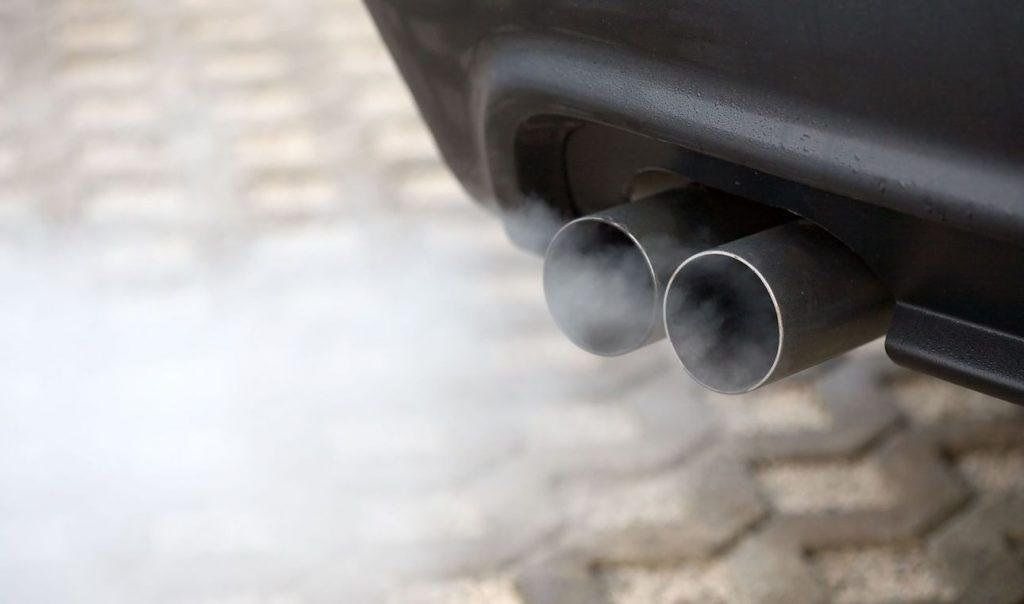 Ôtô nhả khói trắng là dấu hiệu của một loạt vấn đề của xe cần phải kiểm tra. Ảnh: Nguyễn Tưởng
