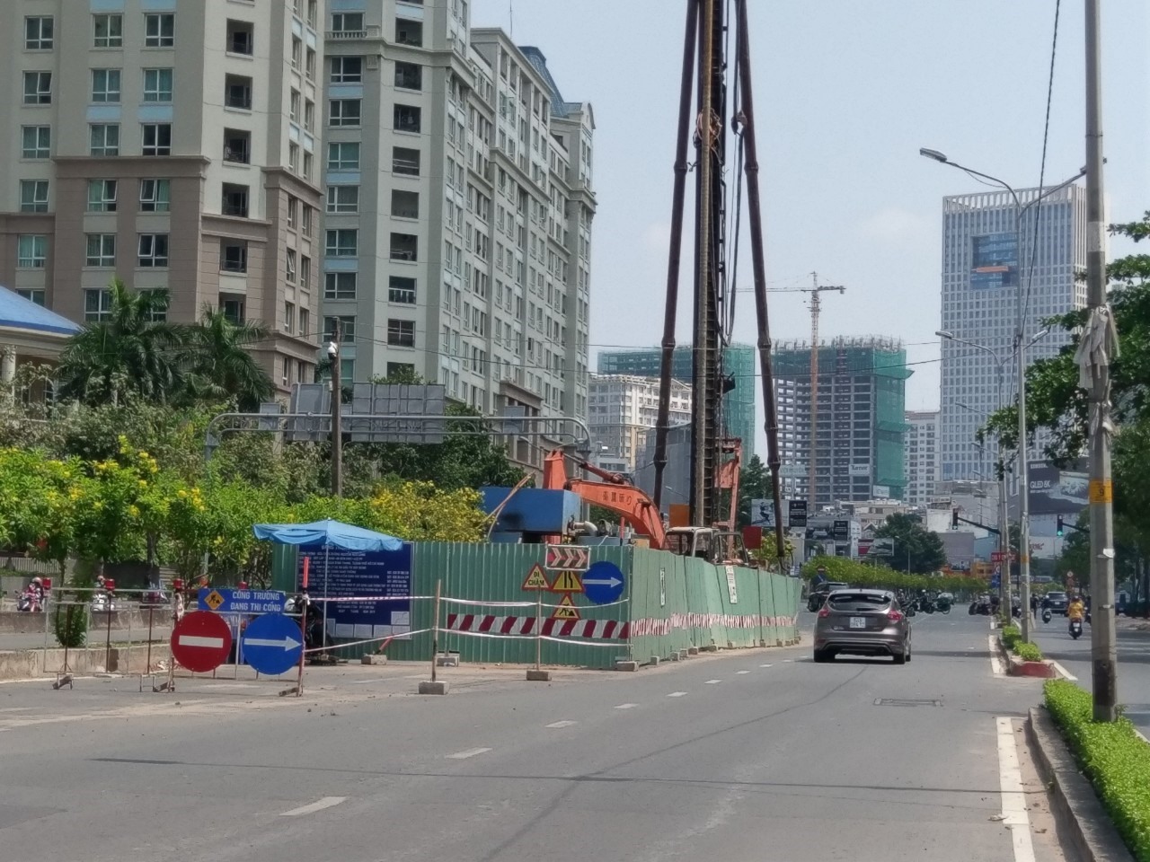 Rào chắn thi công trên đường Nguyễn Hữu Cảnh.  Ảnh: Minh Quân