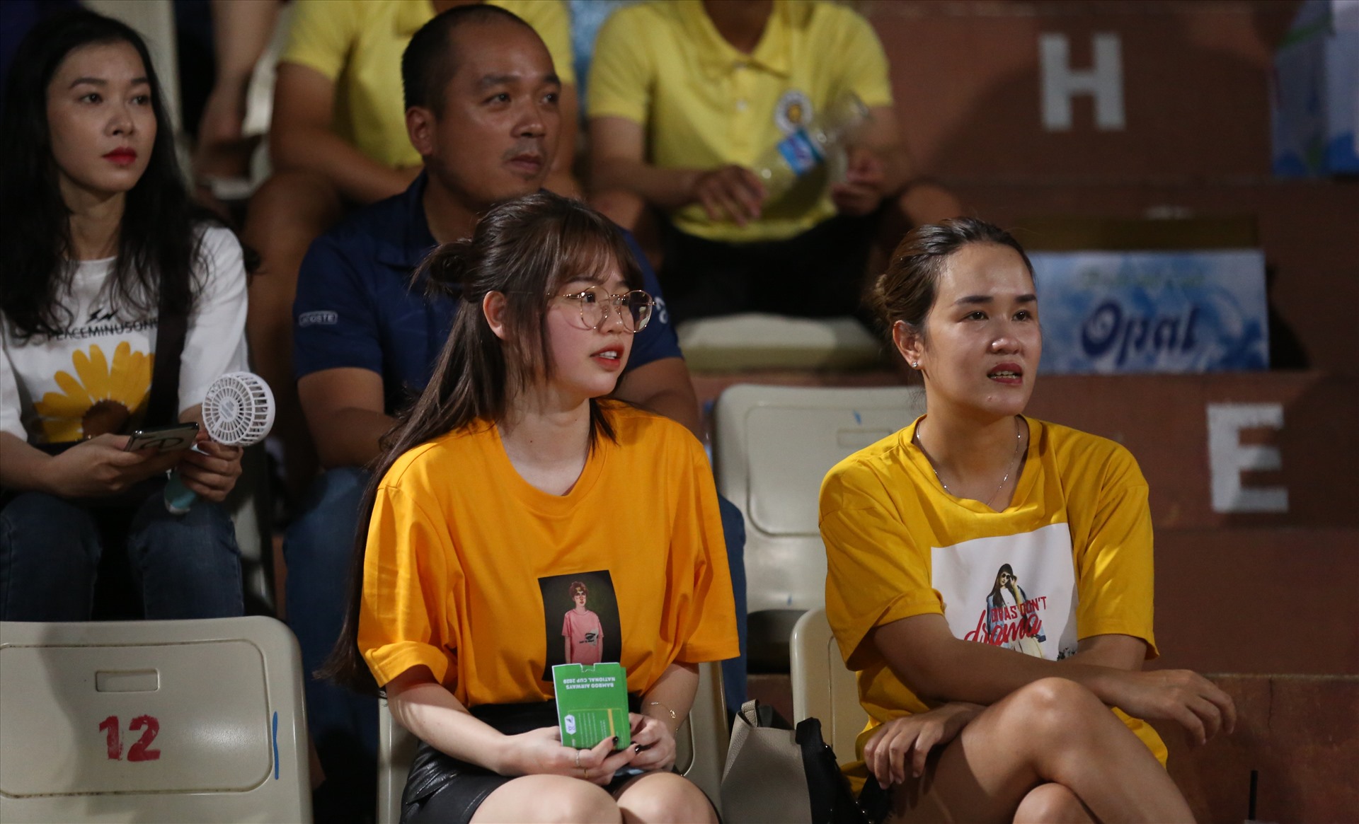 Sự xuất hiện của bạn gái mới Quang Hải (bên trái) trên khán đài Hàng Đẫy.