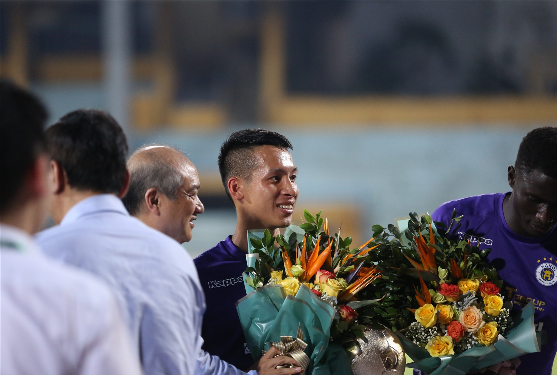 Trước trận đấu với Đồng Tháp,câu lạc bộ hà Nội đã vinh danh Hùng Dũng (quả bóng vàng Việt Nam 2019), Quang Hải (quả bóng bạc Việt Nam 2019), Omar (tiền đạo xuất sắc V.League 2019).