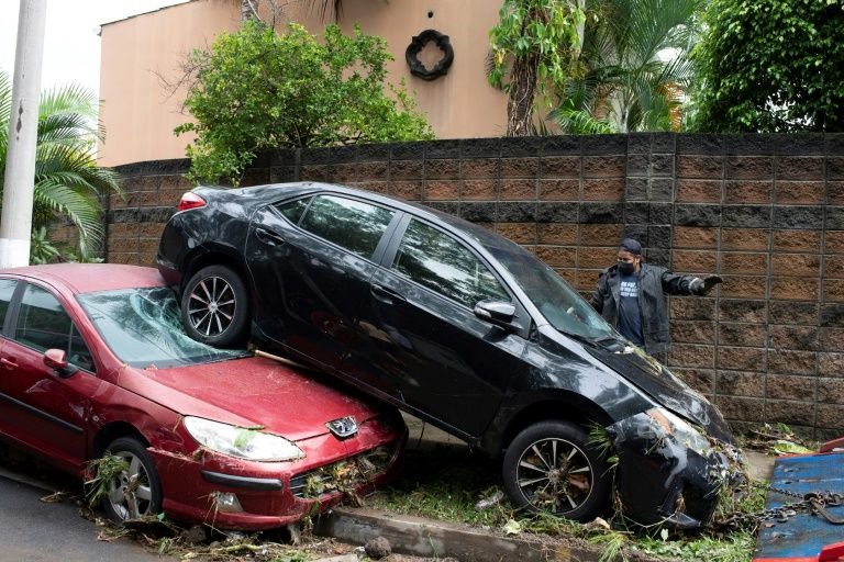 Nhiều phương tiện cũng bị hư hại. Ảnh: AFP