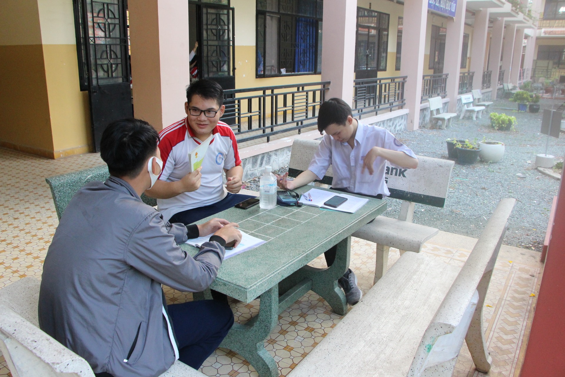 Học sinh trường THPT Trịnh Hoài Đức xem lại bài tập trước khi vào lớp. Ảnh: Đình Trọng