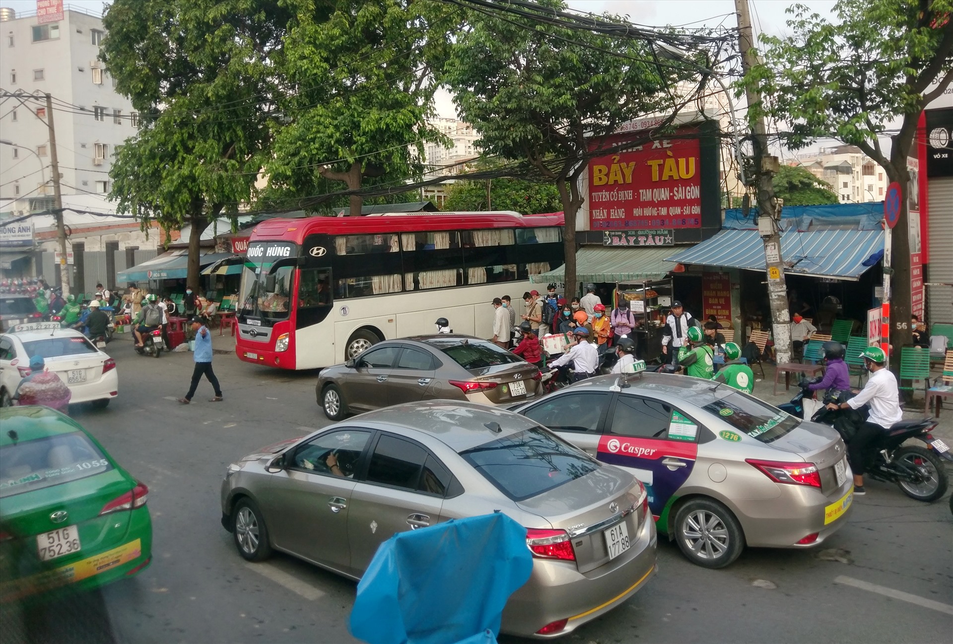 Xe khách từ hai bến “cóc” đối diện bến xe Miền Đông đổ ra đường Đinh Bộ Lĩnh gây cản trở giao thông và khiến kẹt xe thêm trầm trọng.   Ảnh: Minh Quân