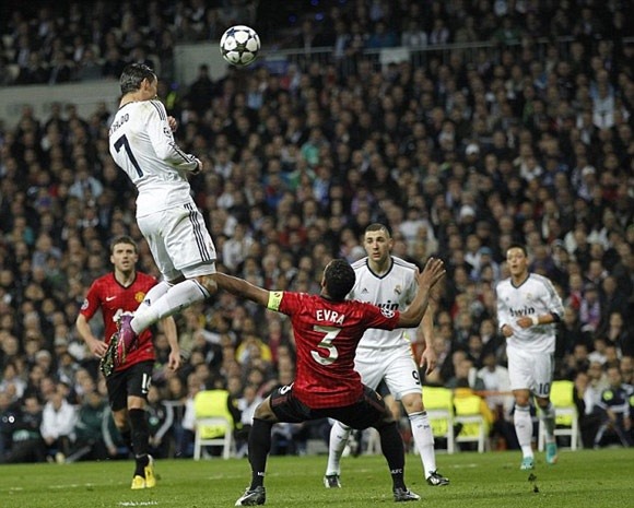 Thời còn khoác áo Real Madrid, Ronaldo đã bật cao 2,93m để đánh đầu ghi bàn vào lưới đội bóng cũ Man United. Ảnh: Mirror.