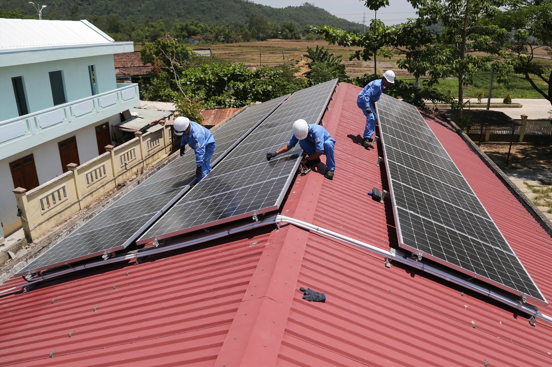 Điện lực miền Trung đã nỗ lực vận động khách hàng lắp đặt hệ thống điện mặt trời mái nhà bằng nhiều hình thức. Ảnh: EVNCPC cung cấp