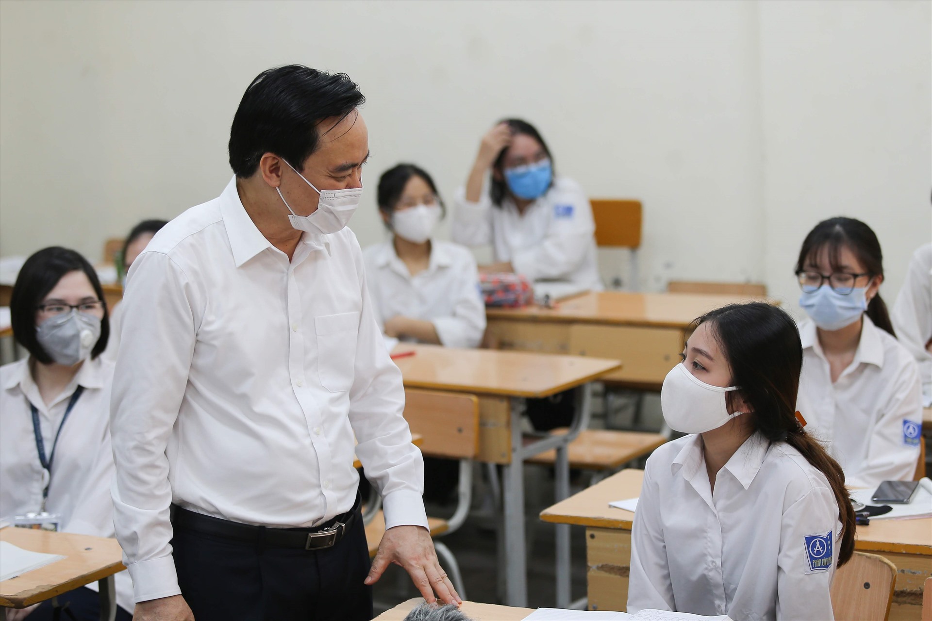 Bộ trưởng Phùng Xuân Nhạ trao đổi với học sinh Trường THPT Phan Đình Phùng (Hà Nội) vào chiều 4-5, khi học sinh bắt đầu buổi học đầu tiên sau đợt nghỉ dài. Ảnh: Minh Thu
