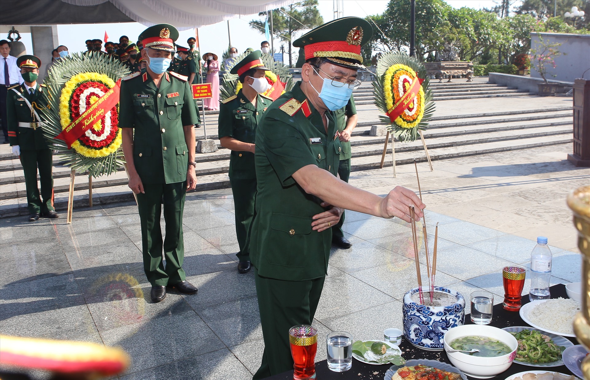 Lễ truy điệu, an táng các hài cốt liệt sĩ diễn ra tại Nghĩa trang liệt sĩ Quốc gia Đường 9. Ảnh: Hưng Thơ.