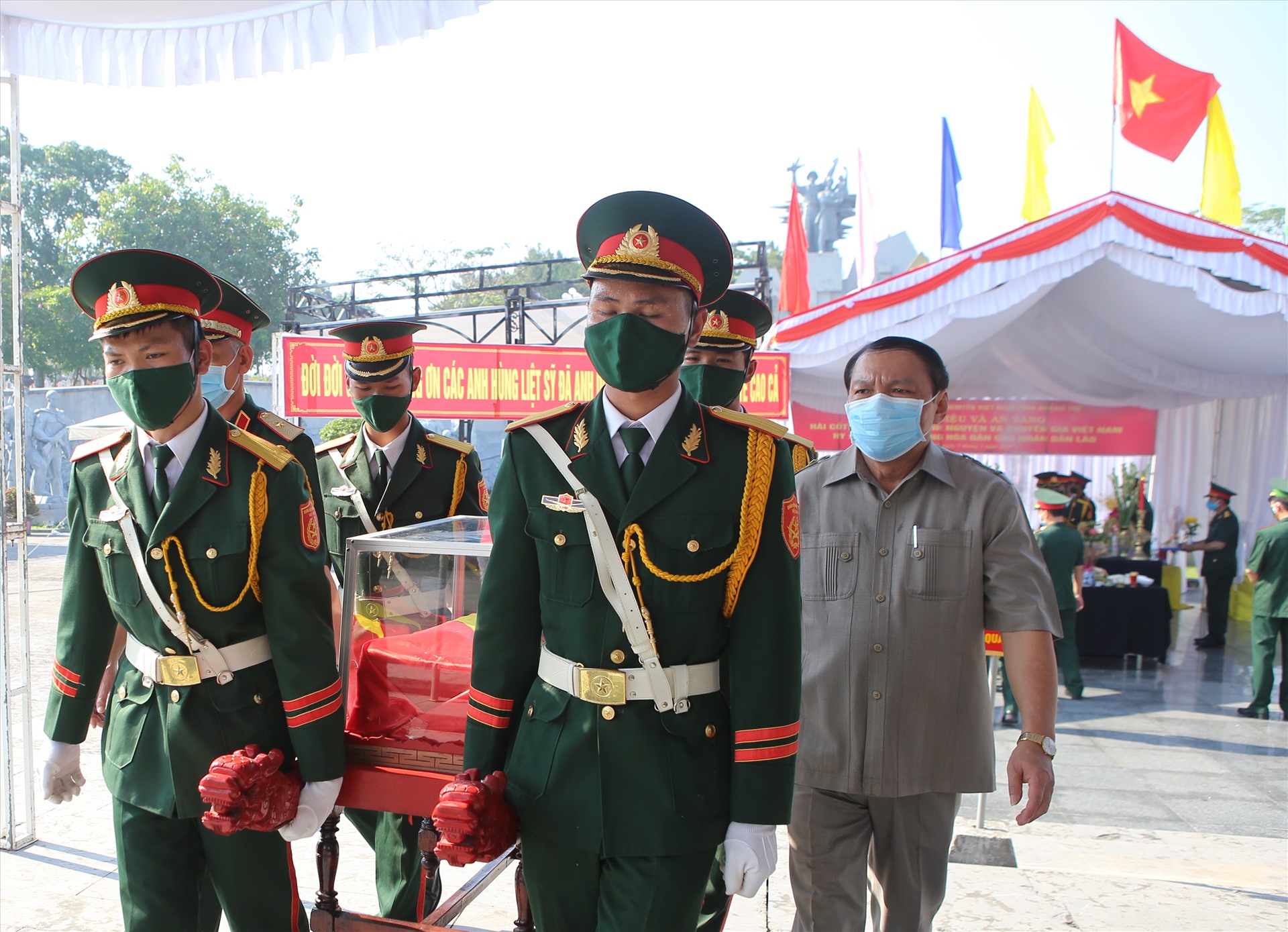Hài cốt liệt sĩ là quân tình nguyện, chuyên gia Việt Nam hi sinh tại Lào được đưa về Nghĩa trang Liệt sĩ Quốc gia Đường 9. Ảnh: Hưng Thơ.