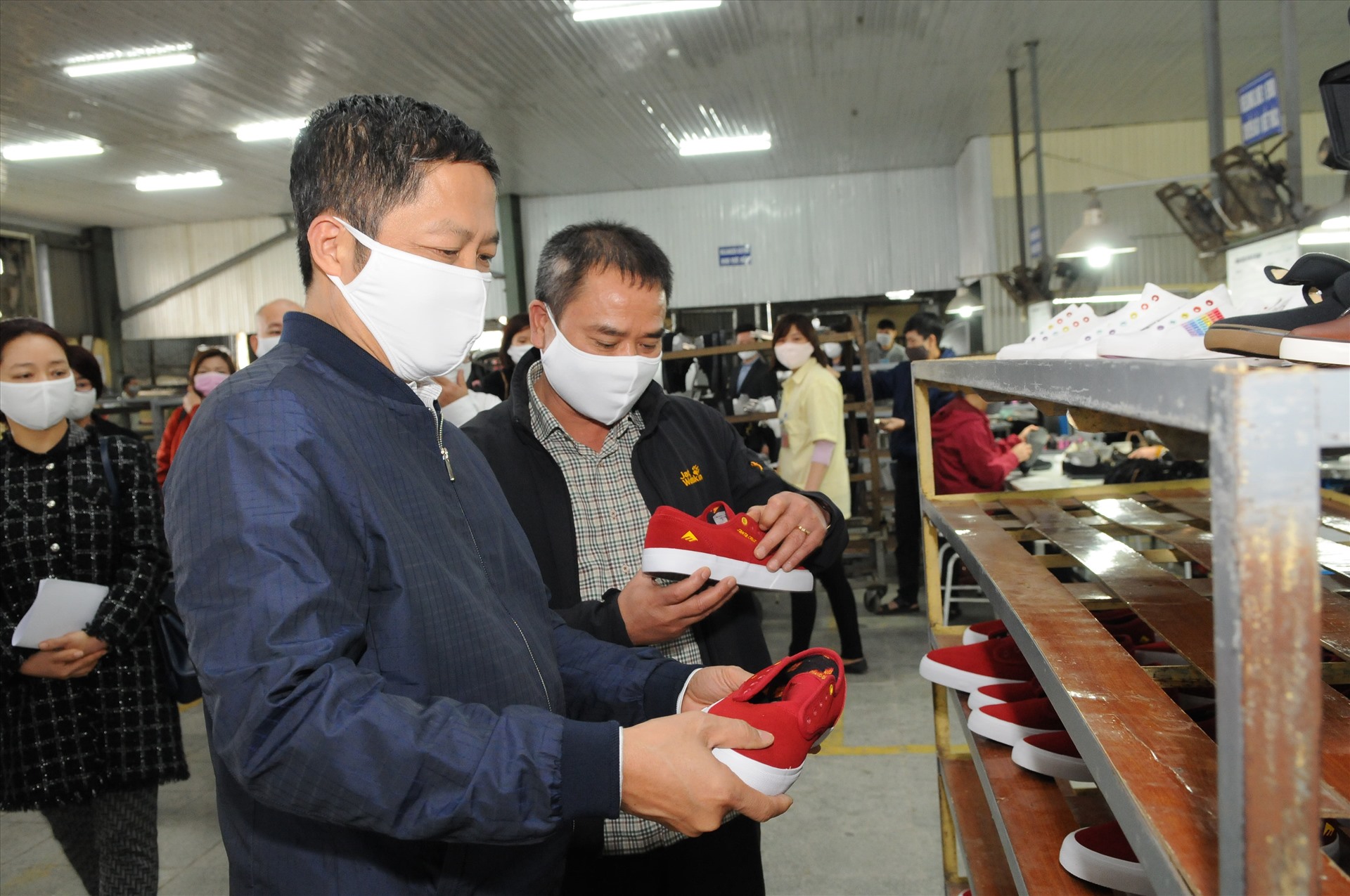 Bộ trưởng Bộ Công Thương Trần Tuấn Anh kiểm tra hoạt động sản xuất, kinh doanh tại các doanh nghiệp dệt may. Ảnh: Hà Trang