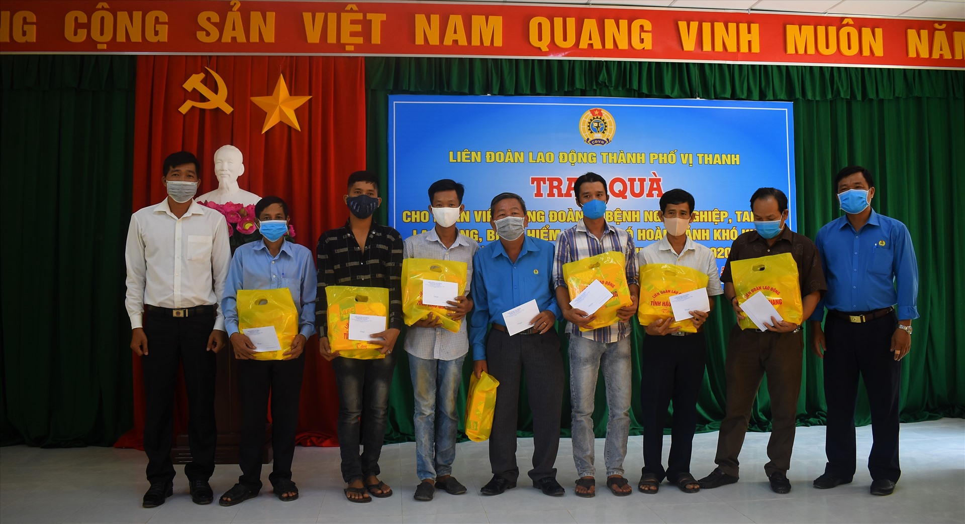 Từ nguồn phân bổ phần quà của LĐLĐ tỉnh Hậu Giang. LĐLĐ TP.Vị Thanh (tỉnh Hậu Giang) trao 43 phần quà cho người lao động có hoàn cảnh khó khăn. Ảnh: Thành Nhân