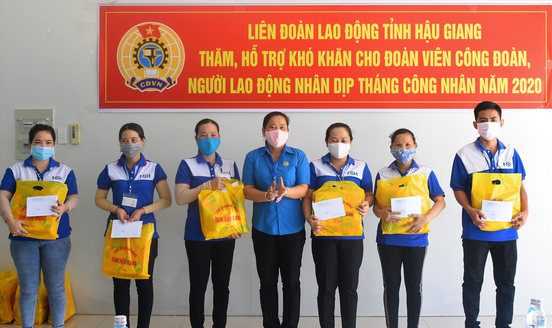 Bà Lê Thị Thanh Lam - Chủ tịch LĐLĐ tỉnh Hậu Giang trao quà và động viên cho người lao động có hoàn cảnh khó khăn. Ảnh: Thành Nhân