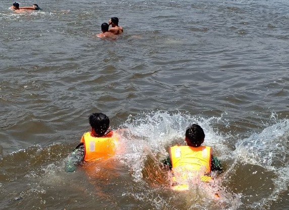 Lực lượng Biên phòng Đồn Thuận phối hợp với các đơn vị khác tổ chức tìm kiếm thanh niên bị nước cuốn trôi. Ảnh: BP.