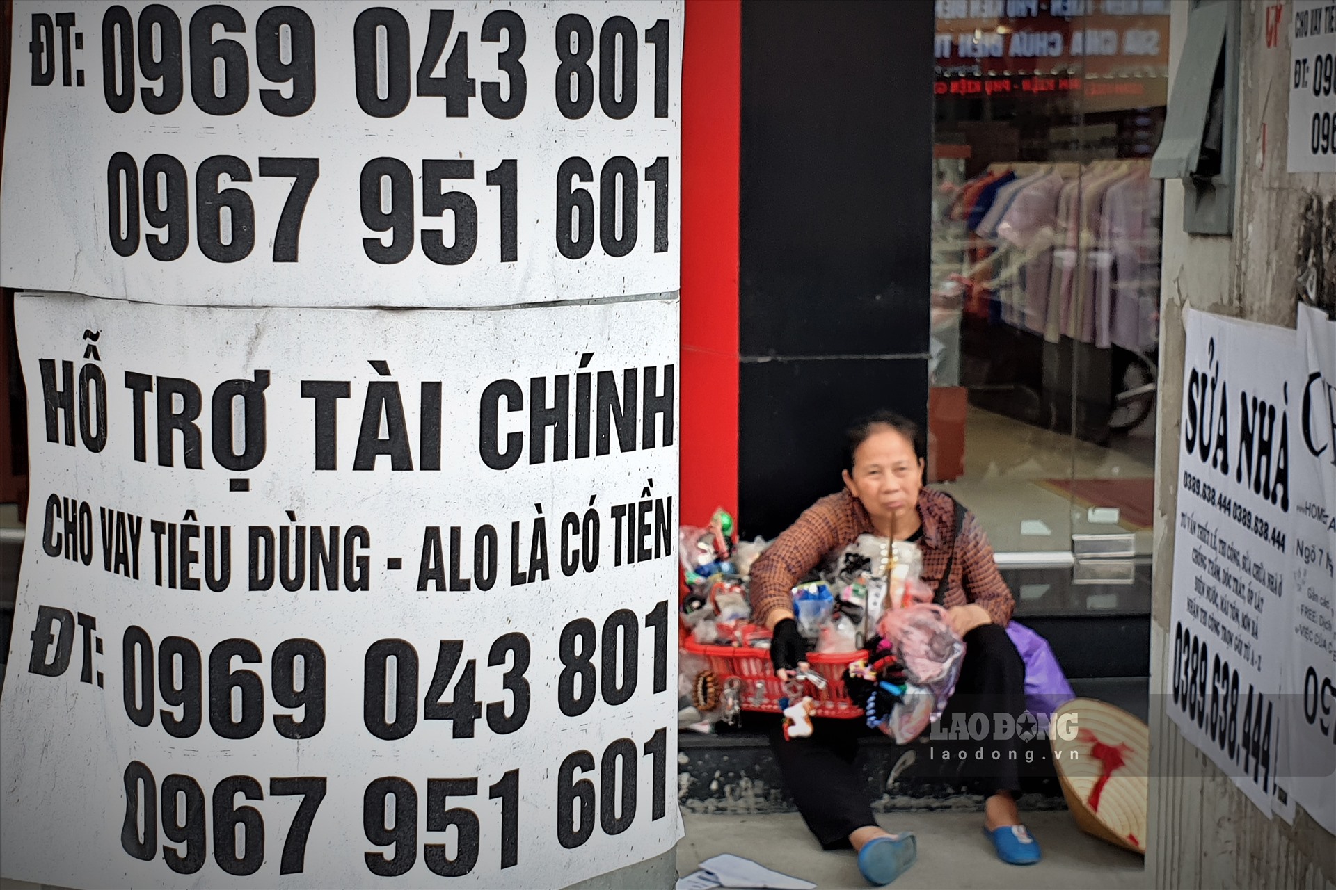Ngày 5.5, theo ghi nhận của phóng viên, sau thời gian cách ly xã hội vì dịch COVID-19, tại các ngõ phố Thủ đô Hà Nội dày đặc những tờ rơi, giấy dán quảng cáo cho vay tiền.