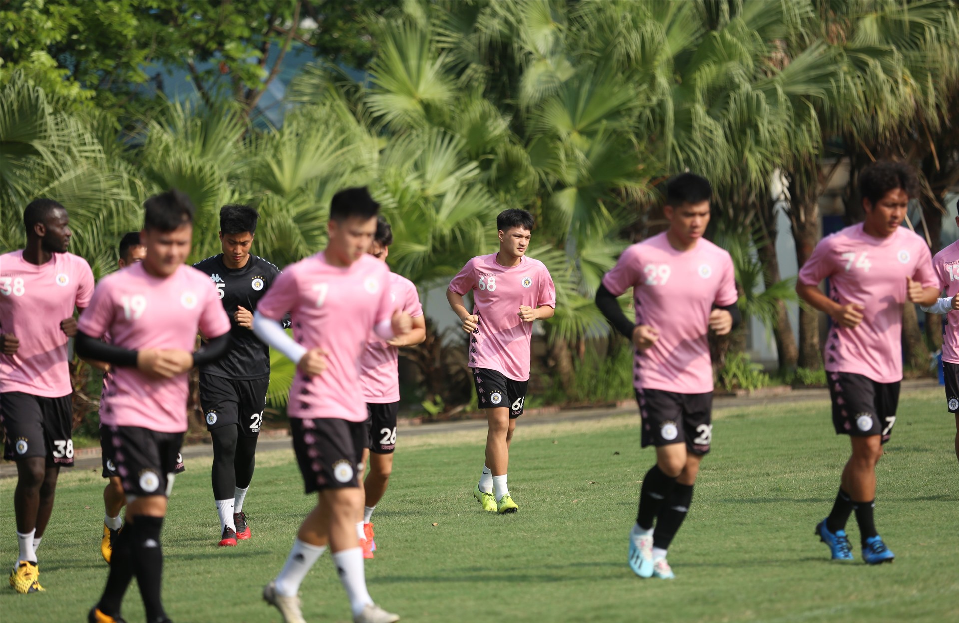 Cầu thủ Hà Nội tỏ ra mệt mỏi với trời nắng gắt và ít gió. Ảnh: ĐÔNG ĐÔNG