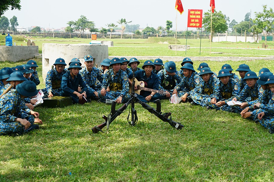 Nhưng chỉ sau 1 tuần trong môi trường mới, tân binh Nguyễn Văn Khánh Duy thích nghi dần khi nhận được sự động viên, sẻ chia của anh em, đồng đội.