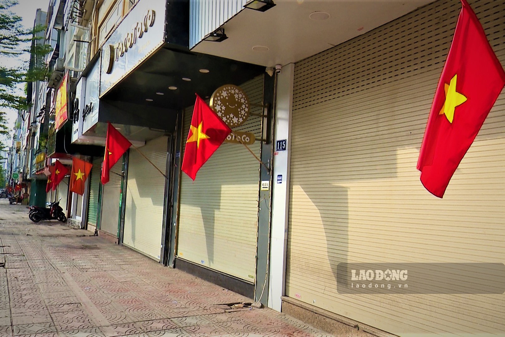 Sáng ngày 6.5, trong khi hầu hết các cơ sở dịch vụ trên địa bàn phường Ô Chợ Dừa đã thực hiện nghiêm Chỉ thị 07 của UBND TP. Hà Nội về nội dung các cửa hàng không thiết yếu chỉ mở cửa kinh doanh từ 9h sáng.