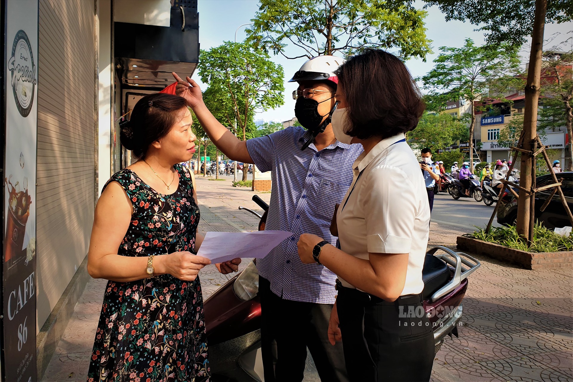 Theo bà Hoàng Hoài Loan - Chủ tịch UBND phường Ô Chợ Dừa (Đống Đa, Hà Nội), phường đã gửi thông báo tới từng hộ kinh doanh trên địa bàn yêu cầu các cá nhân, tổ chức kinh doanh không thiết yếu thực hiện nghiêm Chỉ thị 07 từ thành phố.