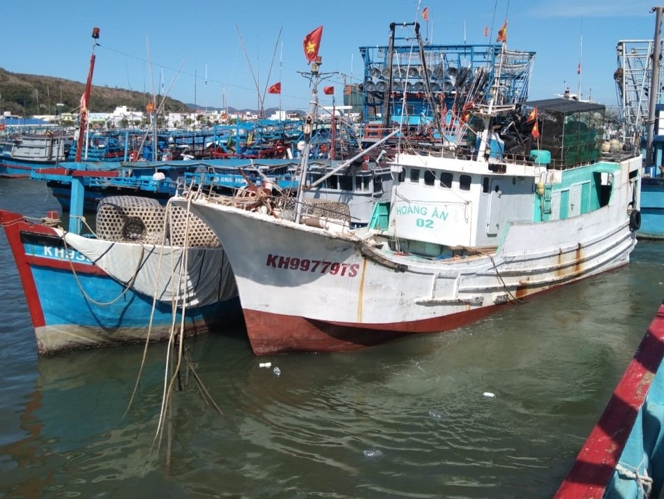 Tàu cá của ngư dân Trương Gia Tân đang nằm bờ, chờ bảo hành sửa chữa hoặc thay thế thiết bị giám sát tàu cá.