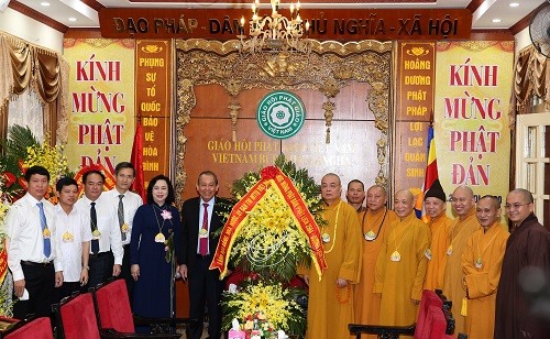 Phó Thủ tướng Thường trực Trương Hoà Bình chúc mừng Đại lễ Phật đản. Ảnh: VGP/Lê Sơn