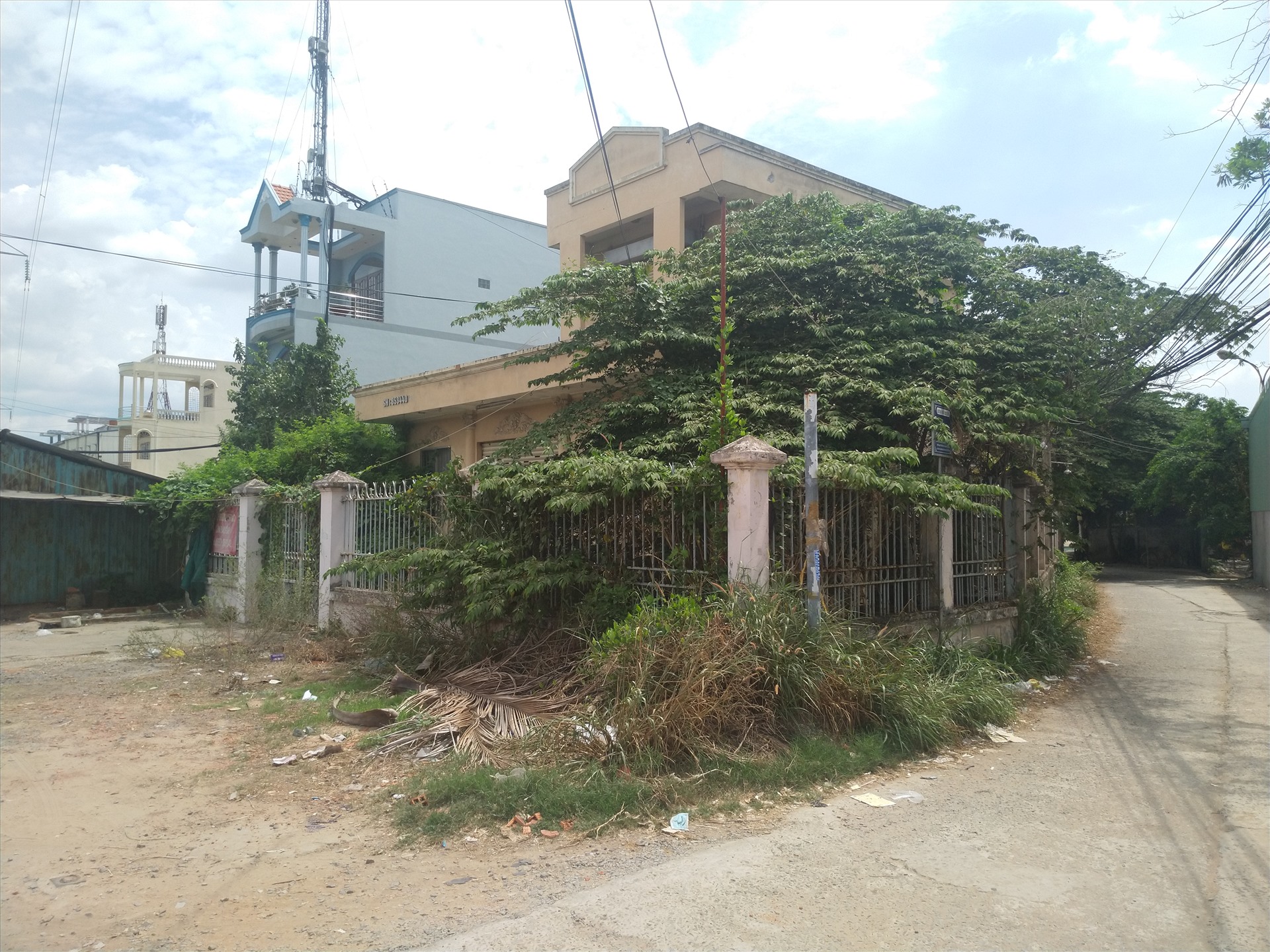 Bưu điện Cầu Voi, hiện trường nơi xảy ra vụ kỳ án tử tù Hồ Duy hải hiện đã bị cây cỏ phủ đầy sau 12 năm không hoạt động. Ảnh: K.Q